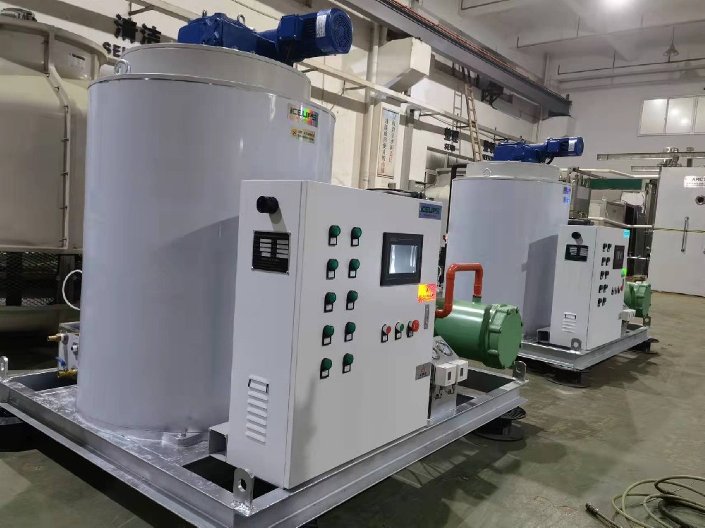 哥斯達(dá)黎加兩臺量身定制比澤爾機(jī)頭，日產(chǎn)量5噸片冰機(jī)調(diào)試完成，即將裝柜出貨。