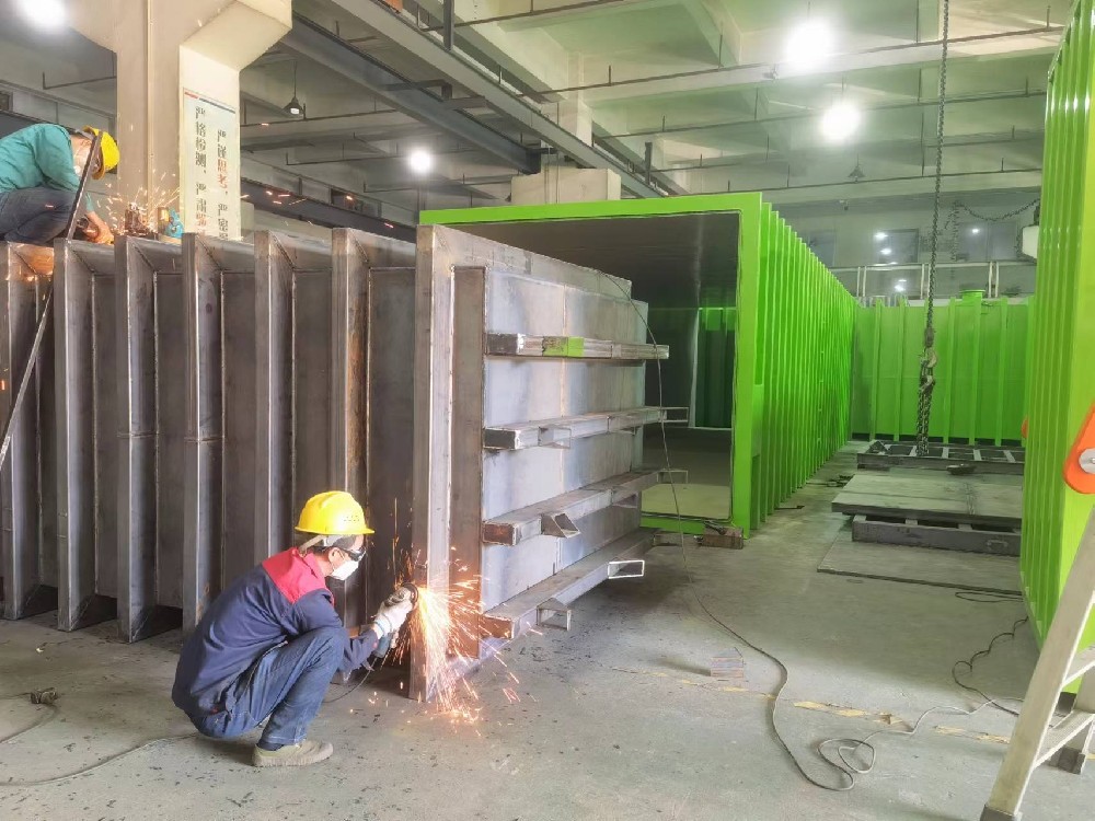 繁忙的鑄造車(chē)間，大批量的果蔬真空預(yù)冷機(jī)在生產(chǎn)，為了能讓深圳科美斯高端真空預(yù)冷機(jī)能早日交付，我們每天都加班加點(diǎn)。