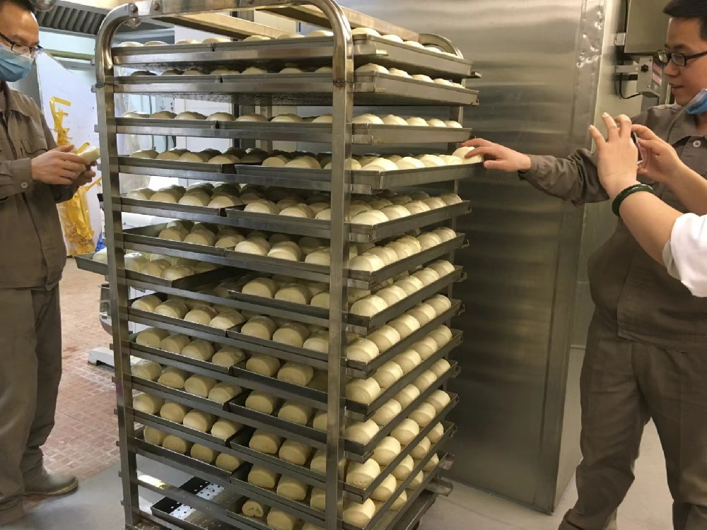 河南食品公司饅頭加工車間，熟食快速冷鮮機效率非常高，每10分鐘左右處理一次。