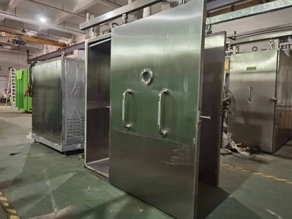 深圳愛斯奧熟食真空冷卻機生產(chǎn)車間，大量熟食快速冷卻機在生產(chǎn)鑄造，一片繁忙景象。