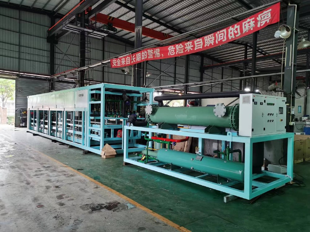客戶量身定制型冰塊重量25公斤，日產(chǎn)量20噸冰磚機(jī)正常出冰。