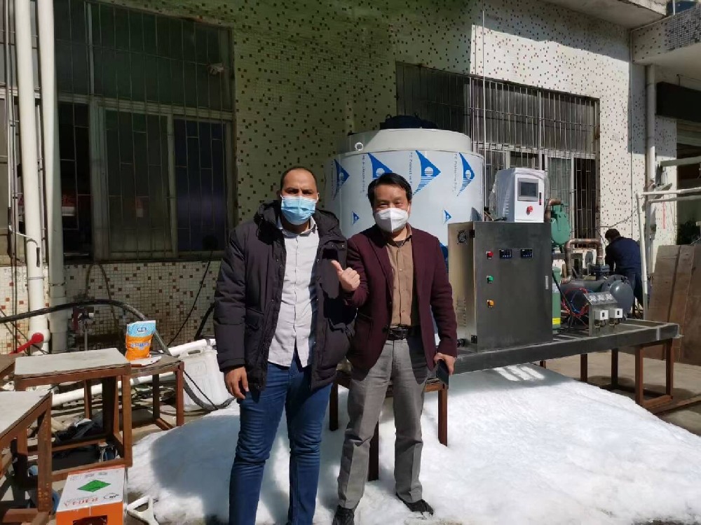 新年接待的第一批國外客戶毛里塔尼亞大型水產(chǎn)加工客戶，親臨我司現(xiàn)場考察，對我們高端制冰機十分滿意！當場下達2臺日產(chǎn)量15噸片冰機采購訂單！祝?？蛻?023年生意興隆！