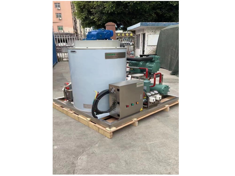 日產(chǎn)量六噸片冰機，厄瓜多爾客戶量身定制比澤爾機頭，全不銹鋼結(jié)構(gòu)，高端工藝，非標電壓，水冷系統(tǒng)，即將裝柜上船！