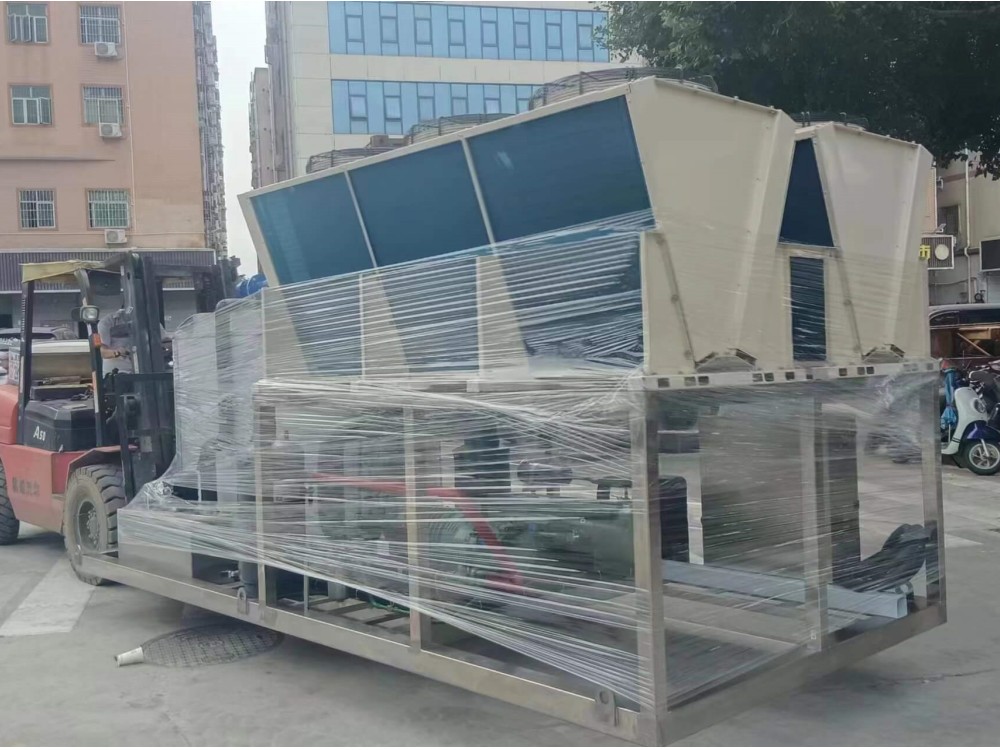 南美客戶量身定制V型風(fēng)冷系統(tǒng)，德國比澤爾螺桿機(jī)頭，日產(chǎn)量15噸片冰機(jī)裝柜出口