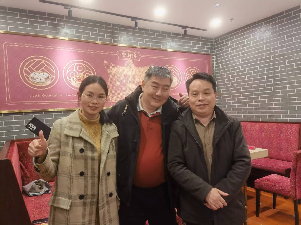 菲律賓客戶來我司現(xiàn)場(chǎng)驗(yàn)收訂購(gòu)的2套日產(chǎn)量5噸片冰機(jī)，對(duì)我們片冰機(jī)的工藝、配置、性能非常滿意！并表示下次擴(kuò)大規(guī)模要繼續(xù)跟我們合作。