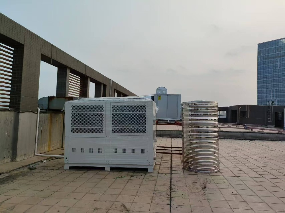 近期我司中標(biāo)國(guó)內(nèi)多家航空公司航空熟食真空冷卻機(jī)項(xiàng)目，持續(xù)交付中，由于我司深耕航聯(lián)食品降溫項(xiàng)目十余年，蒸汽式真空冷卻技術(shù)具有效率高，降溫時(shí)間快，降溫后的熟食品無(wú)變形，無(wú)顏色改變，無(wú)營(yíng)養(yǎng)成本丟失，使用成本低等優(yōu)點(diǎn)，深得國(guó)內(nèi)各航空公司信任，其中一家知名航司的領(lǐng)導(dǎo)就說(shuō)了，其它廠家的設(shè)備別說(shuō)家便宜幾萬(wàn)塊，就算送給我們也不敢用，因?yàn)橐坏O(shè)備出了問(wèn)題，影響我們飛機(jī)配餐事小，萬(wàn)一因設(shè)備問(wèn)題產(chǎn)生的食品安生事件就事大了，這個(gè)責(zé)任誰(shuí)擔(dān)得起？