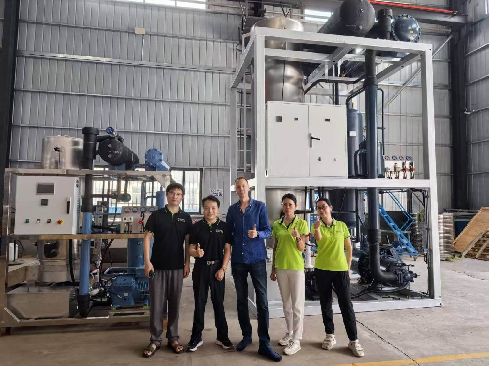 俄羅斯客戶來我司現(xiàn)場考察管冰機(jī)，對我們采用新技術(shù)的管冰系統(tǒng)十分感興趣，比他原來使用的英國管冰機(jī)冰脫效率更高，不管是工藝，還是技術(shù)都超過了他現(xiàn)有管冰機(jī)，當(dāng)即采購2套日產(chǎn)量20噸的管冰機(jī)，感謝俄羅斯客戶對我們的認(rèn)可與支持！