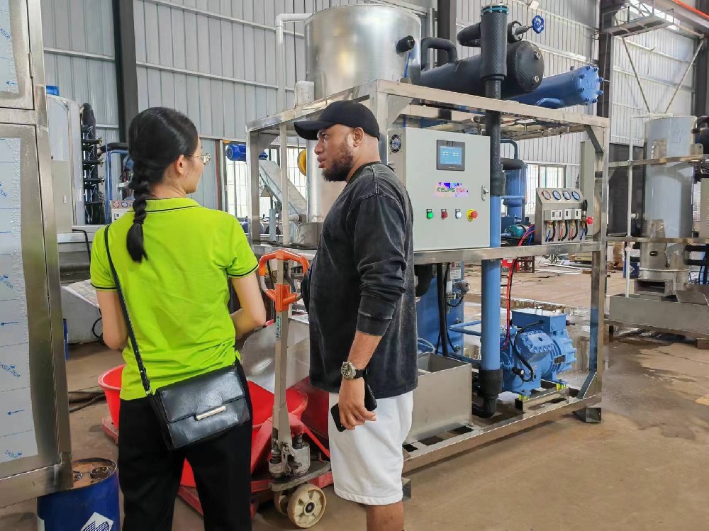 非洲客戶現(xiàn)場參觀我司管冰機(jī)鑄造車間，我司國際貿(mào)易部同事詳細(xì)介紹了管冰機(jī)的創(chuàng)新技術(shù)，先進(jìn)的工藝，強(qiáng)大服務(wù)團(tuán)隊(duì)，并展示了該國當(dāng)?shù)乜蛻羰褂梦覀冊O(shè)備的視頻，客戶十分滿意，表示回國后確認(rèn)一下場地和電源，暫時(shí)預(yù)認(rèn)1套日產(chǎn)20噸的設(shè)備符合他那邊的市場。
